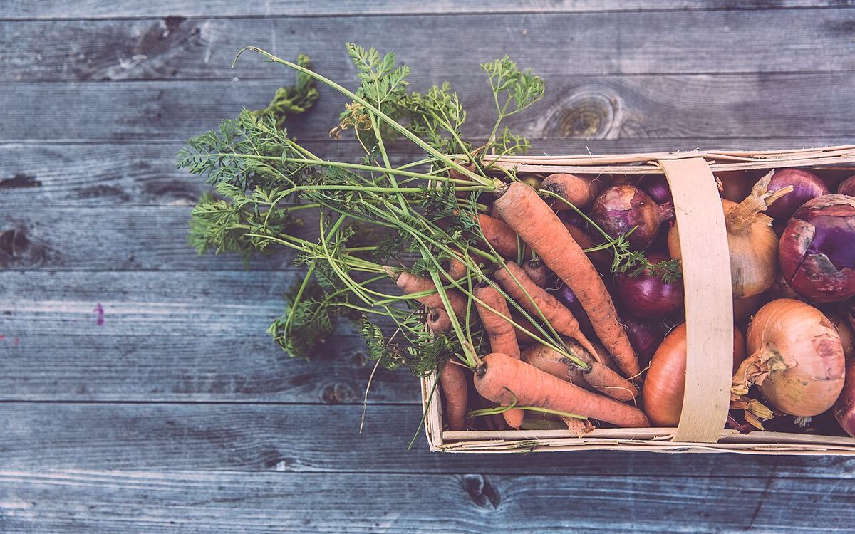 Cesta de legumes e hortaliças frescas destinadas a programas de alimentação comunitária