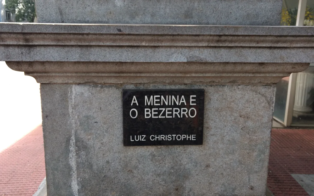 Bezerro recém-nascido em piquete maternidade recebendo cuidados sanitários iniciais