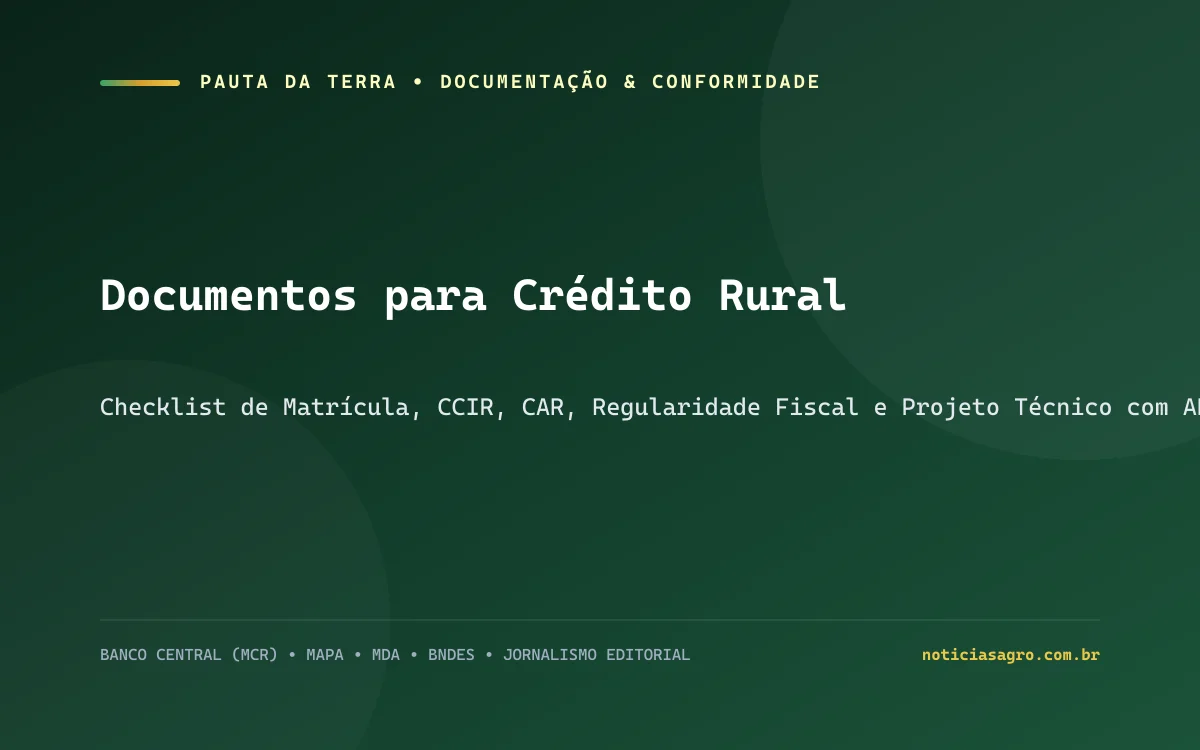 Pastas de documentos rurais, plantas topográficas, certidões cartorárias e mapa de CAR sobre mesa técnica de escritório