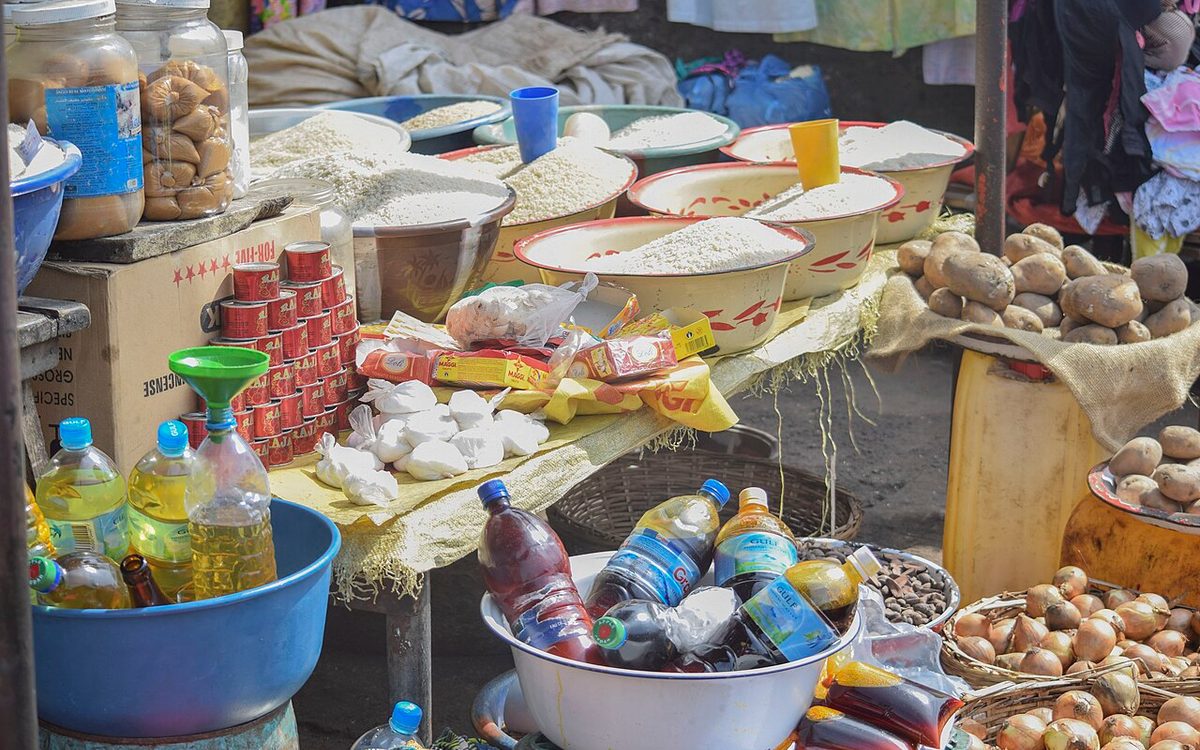 Banca de feira livre com verduras, legumes e produtos coloniais artesanais
