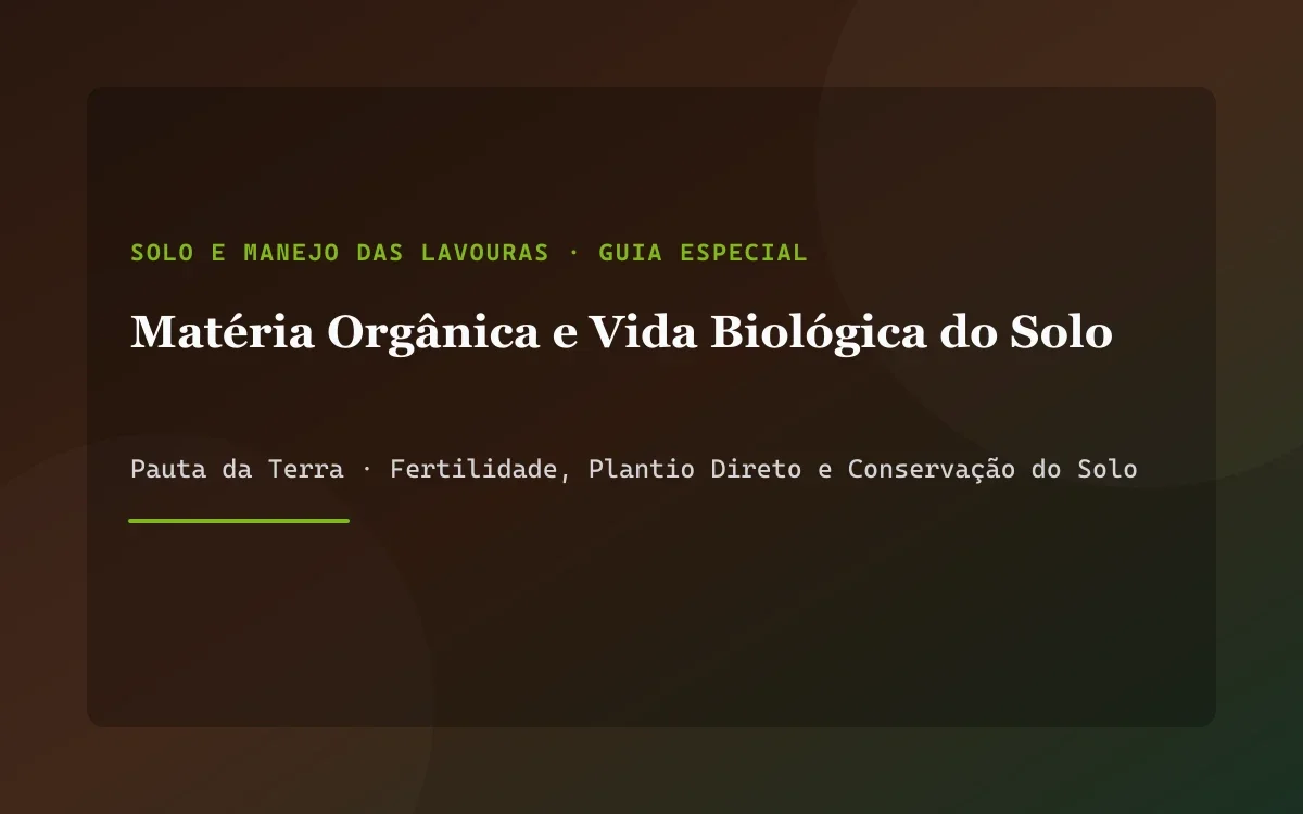 Mãos de agricultor segurando porção de solo fértil escuro e rico em húmus com agregados visíveis e raízes