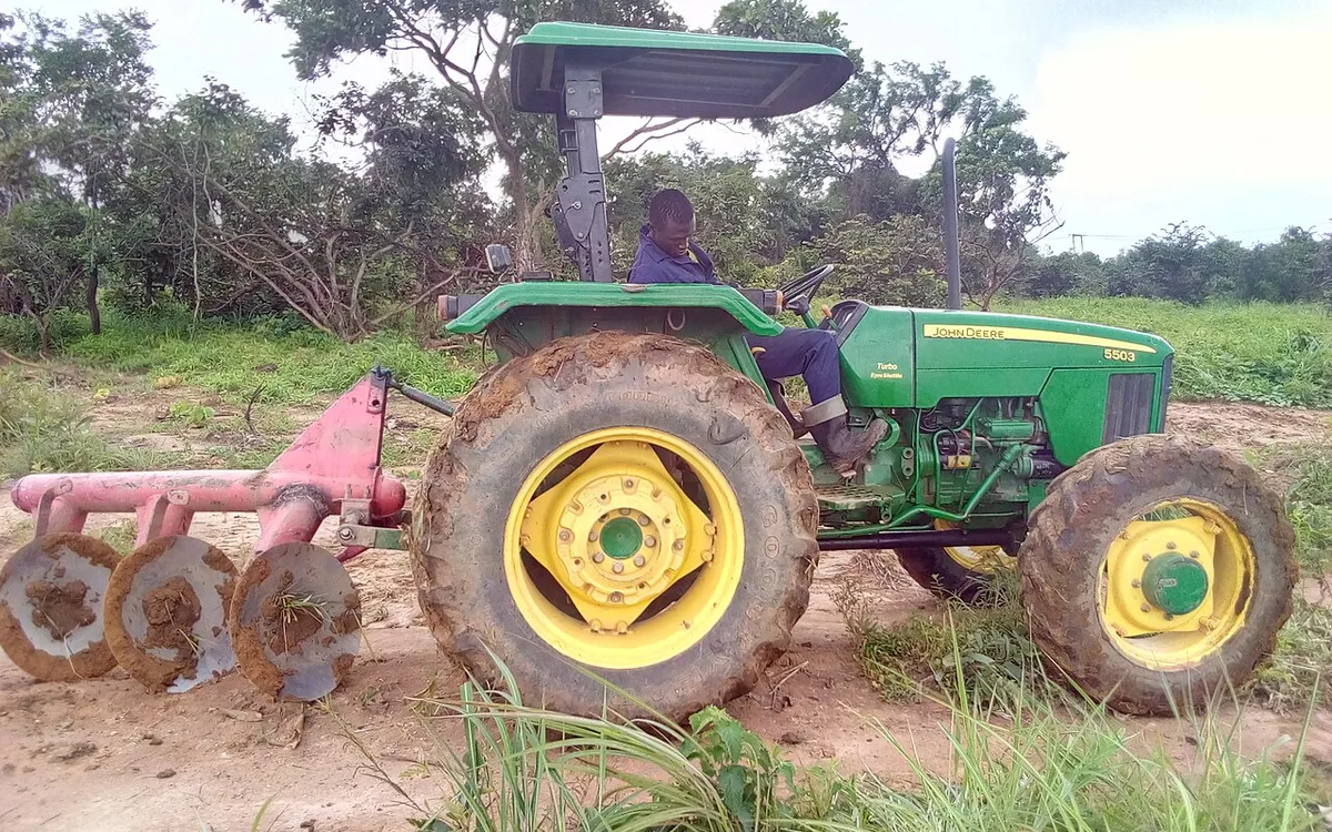 Semeadora operando em sistema de plantio direto cortando densa camada de palhada seca sem revolver o solo