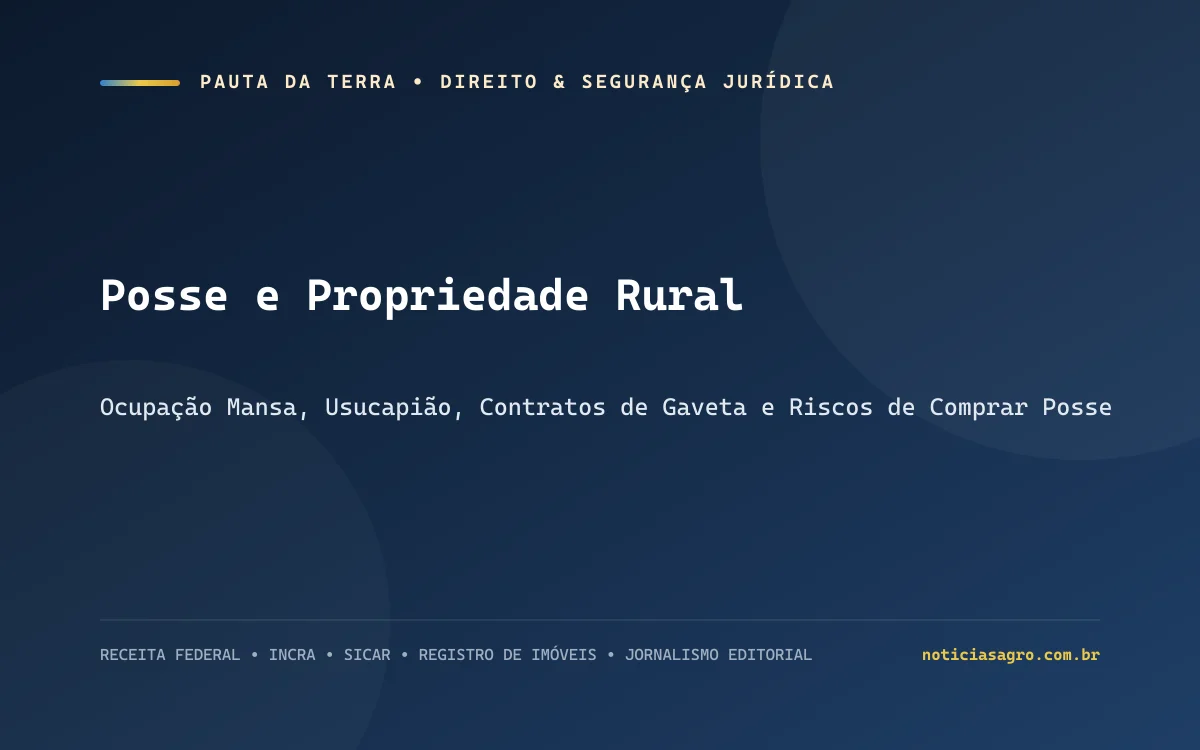 Cerca de madeira rústica e porteira com placa de aviso delimitando ocupação de terra no interior